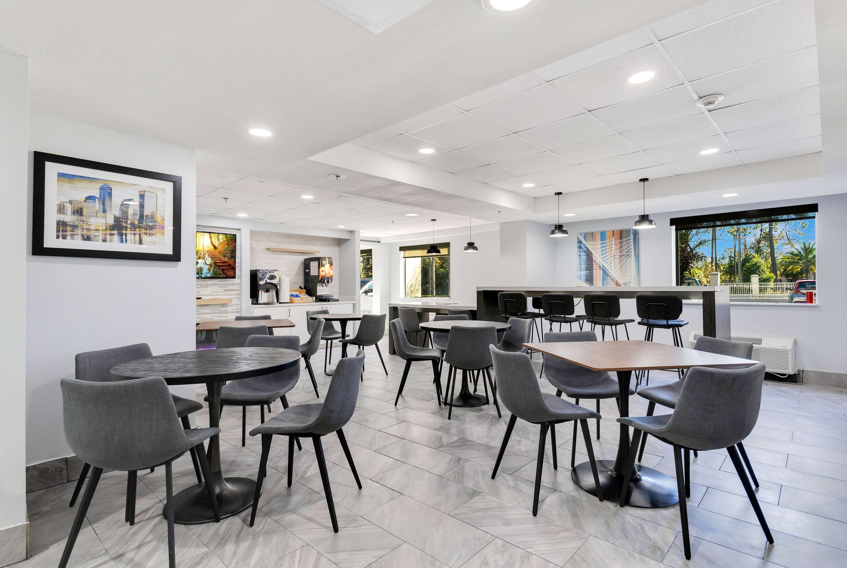 Breakfast Area | La Quinta Inn & Suites by Wyndham Jacksonville Mandarin