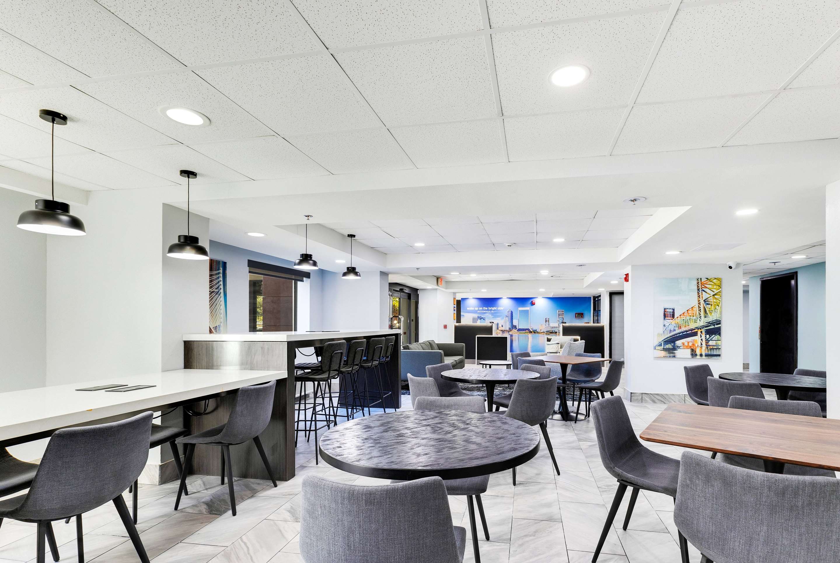 Breakfast Area | La Quinta Inn & Suites by Wyndham Jacksonville Mandarin