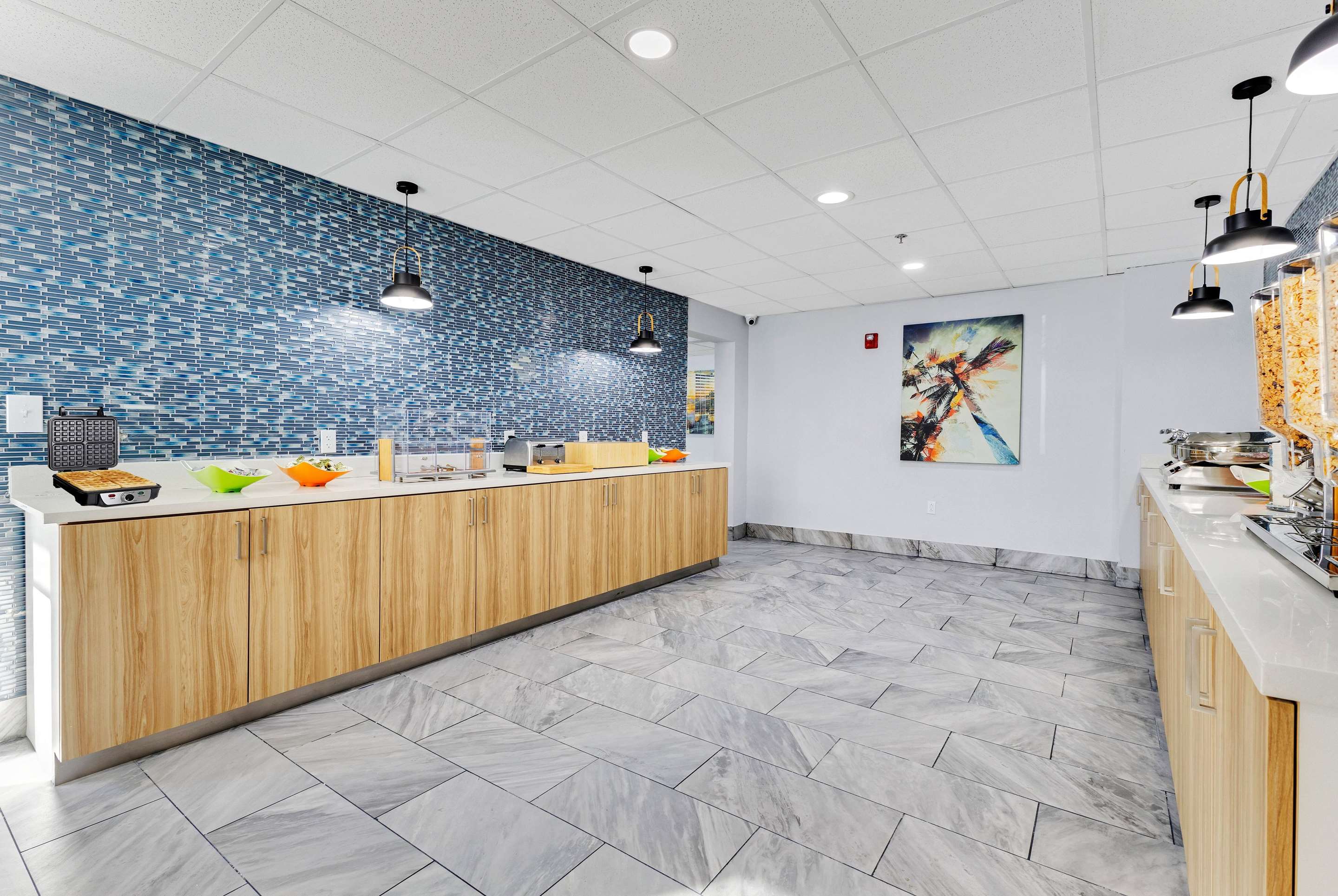 Breakfast Area | La Quinta Inn & Suites by Wyndham Jacksonville Mandarin