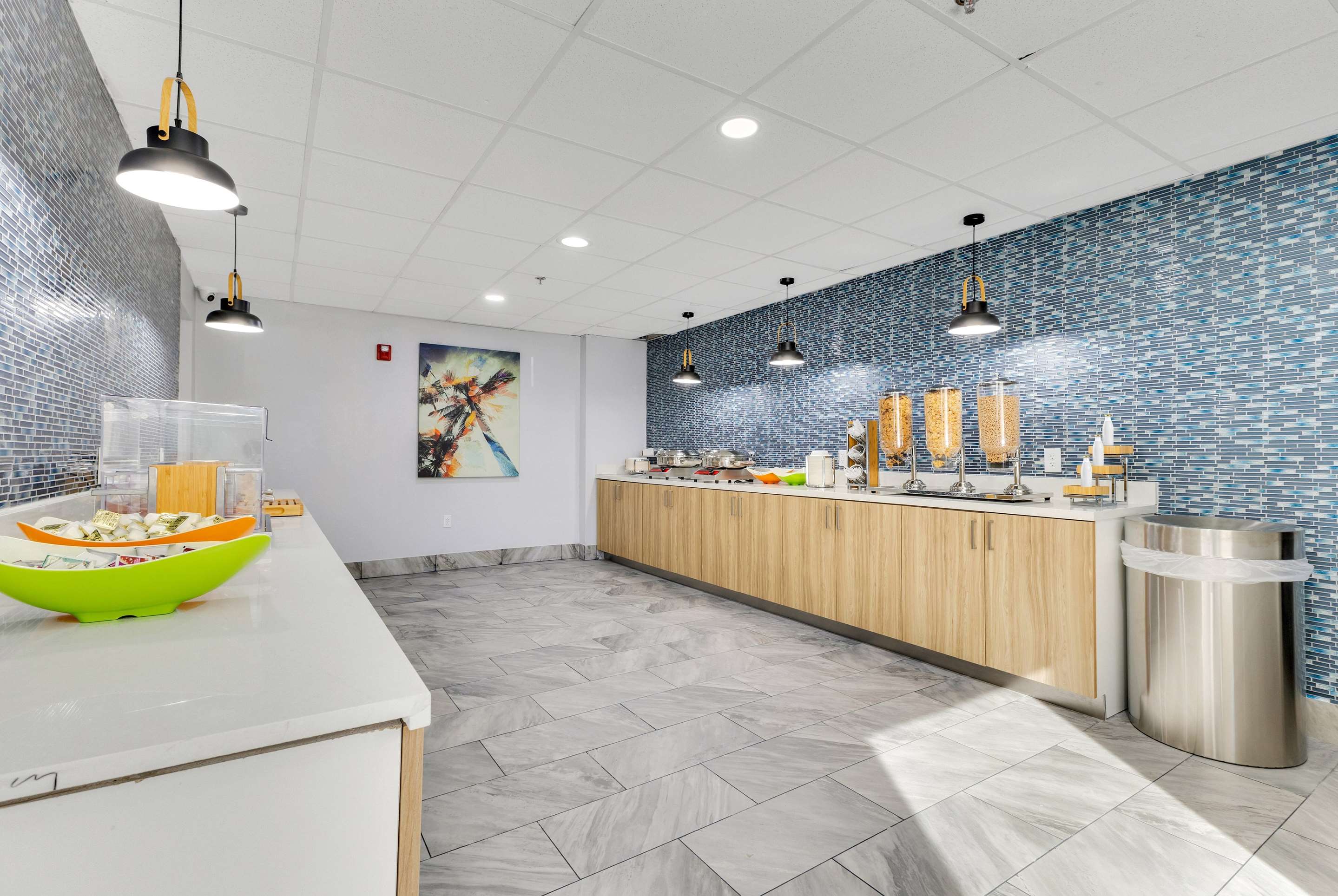 Breakfast Area | La Quinta Inn & Suites by Wyndham Jacksonville Mandarin