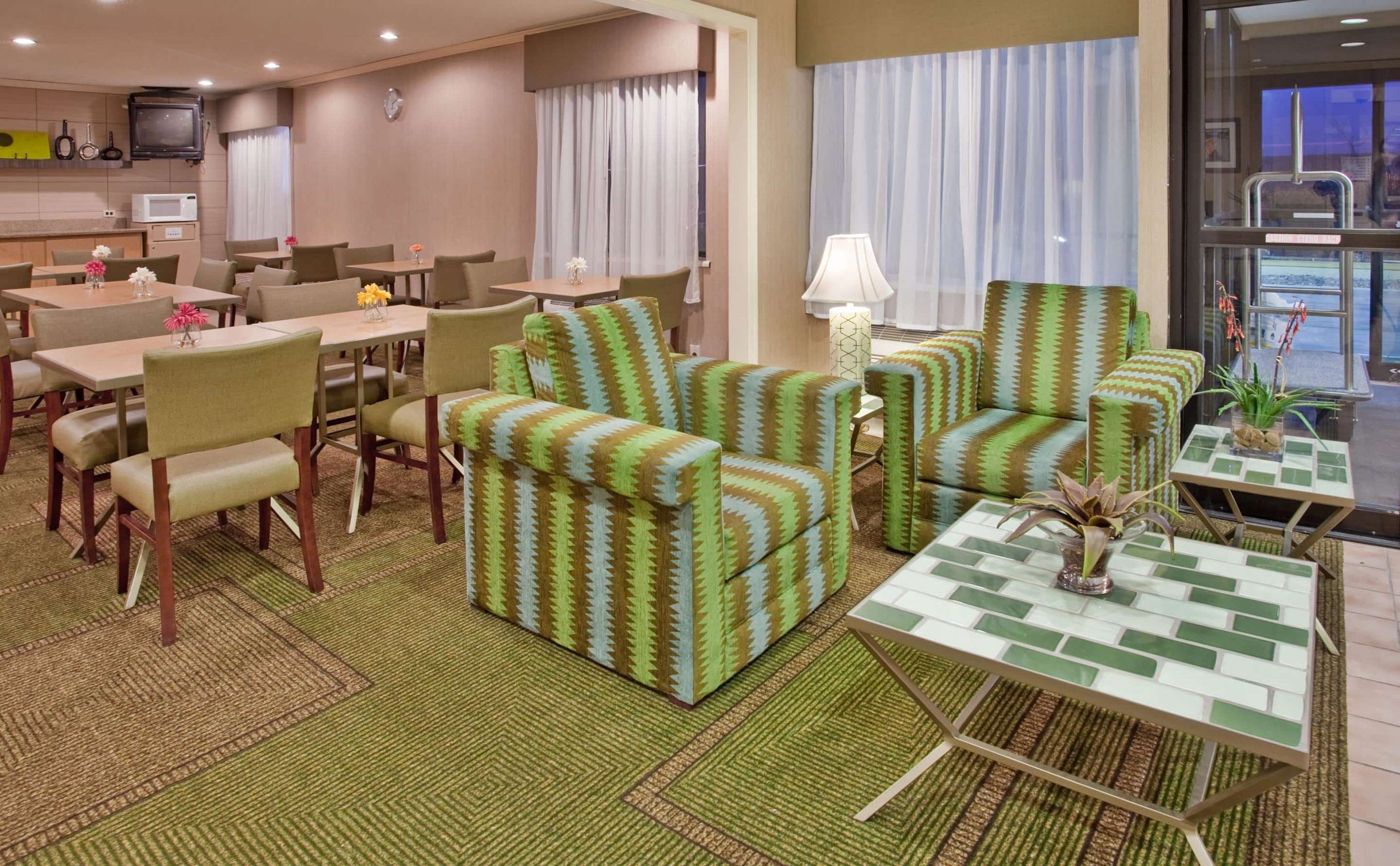 Lobby | La Quinta by Wyndham Des Moines West Clive