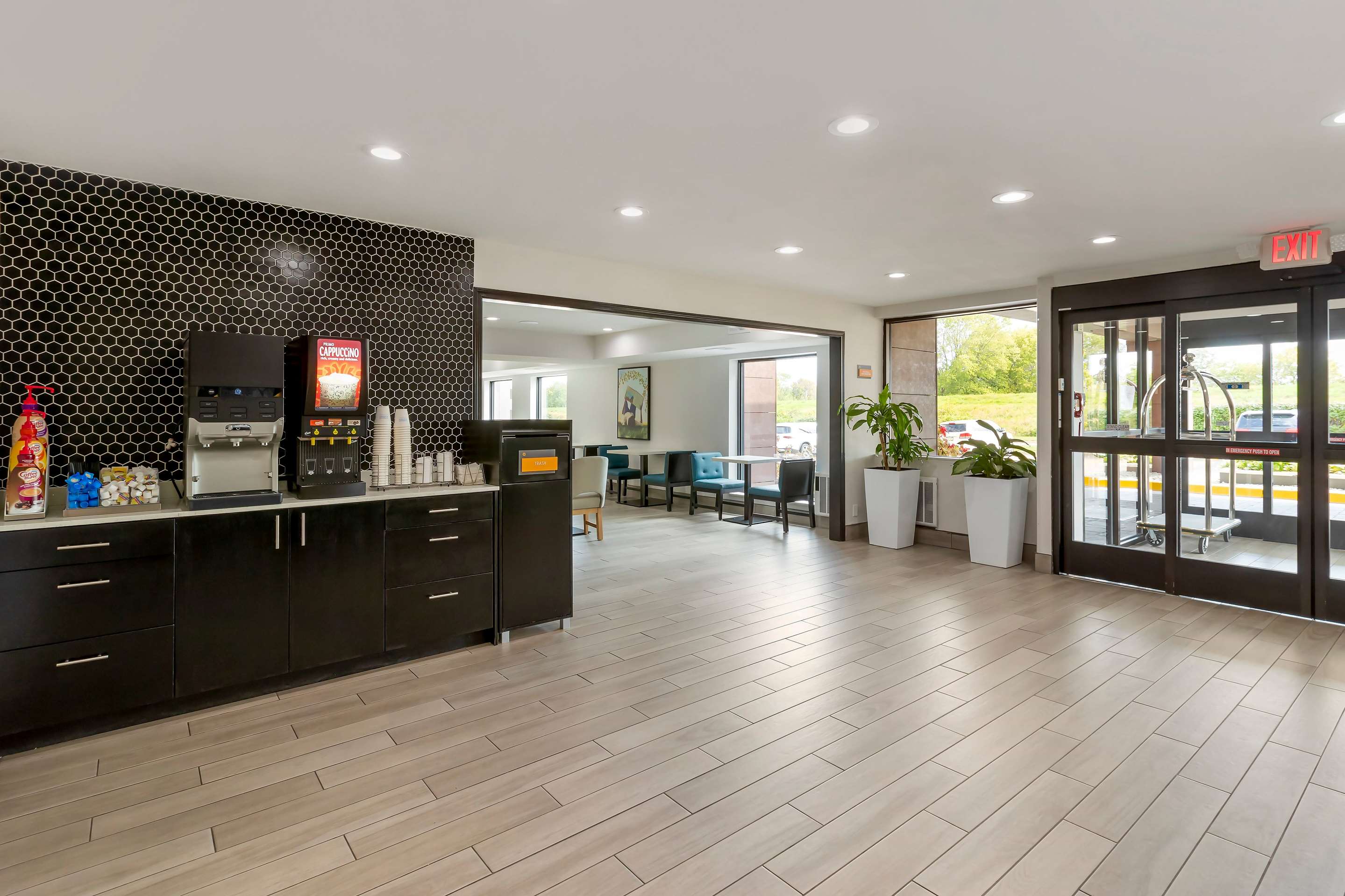 Lobby | La Quinta by Wyndham Des Moines West Clive