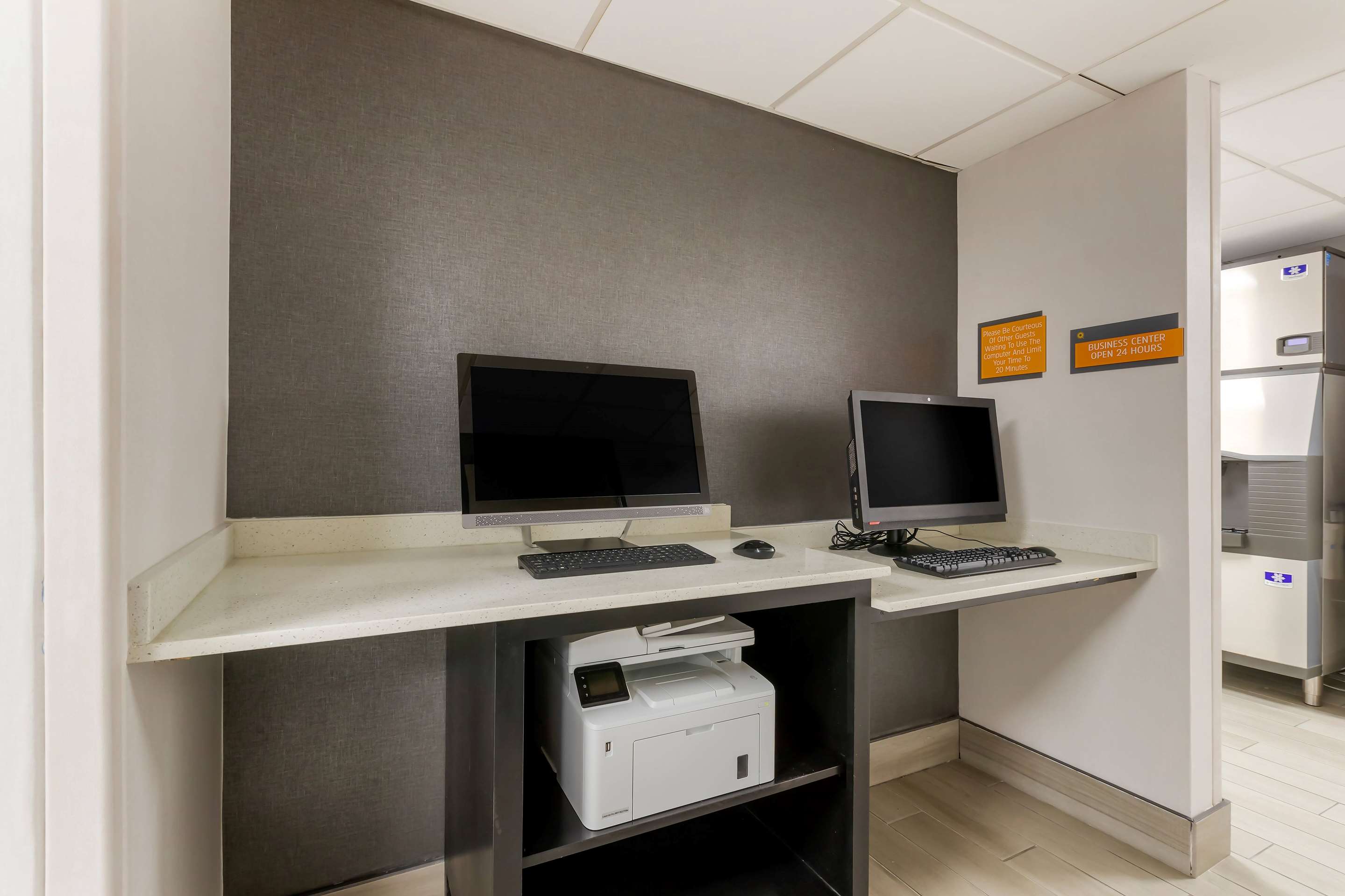 Business Center | La Quinta by Wyndham Des Moines West Clive