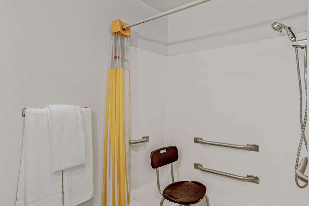 LA QUINTA INN STE WEST CLIVE-guestroom-Guest Room,Bathroom,On-Site.jpg