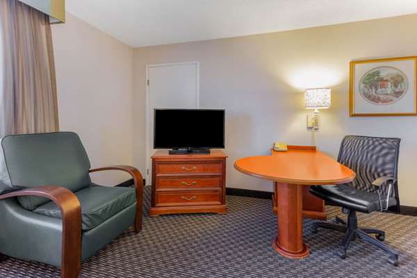  - La Quinta Inn & Suites Gurnee - I-94, Exit 8