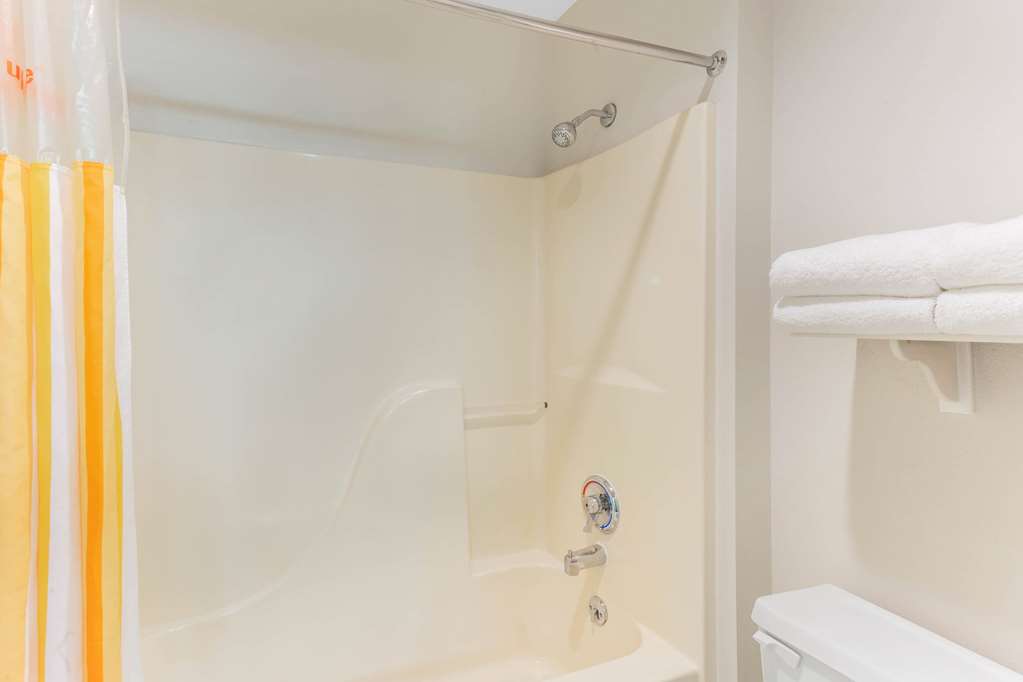 LA QUINTA INN STE CHICAGO GURNEE-guestroom-Guest Room,Bathroom,On-Site.jpg