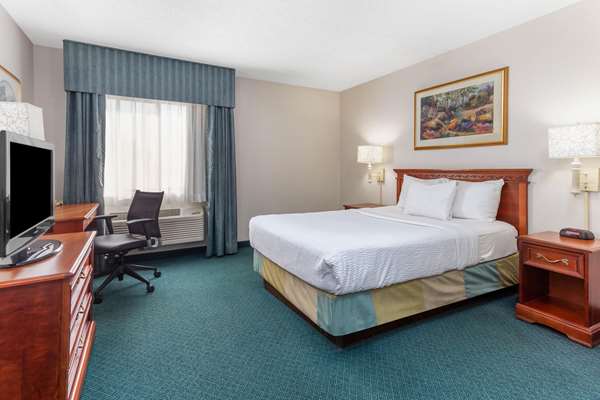  - La Quinta Inn & Suites Gurnee - I-94, Exit 8