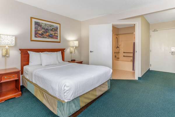 - La Quinta Inn & Suites Gurnee - I-94, Exit 8