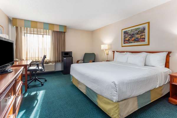  - La Quinta Inn & Suites Gurnee - I-94, Exit 8