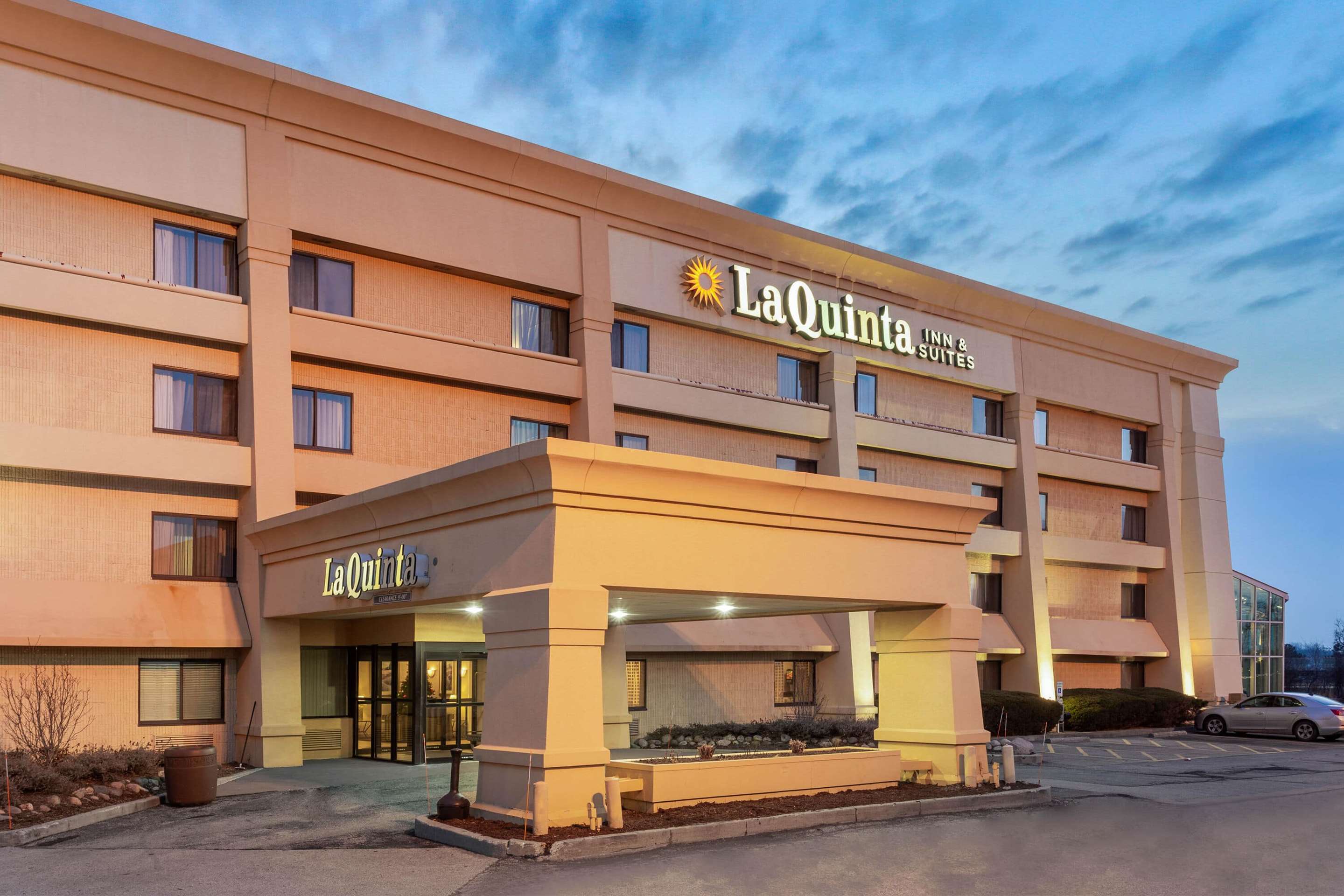 Exterior | La Quinta Inn & Suites by Wyndham Chicago Gurnee