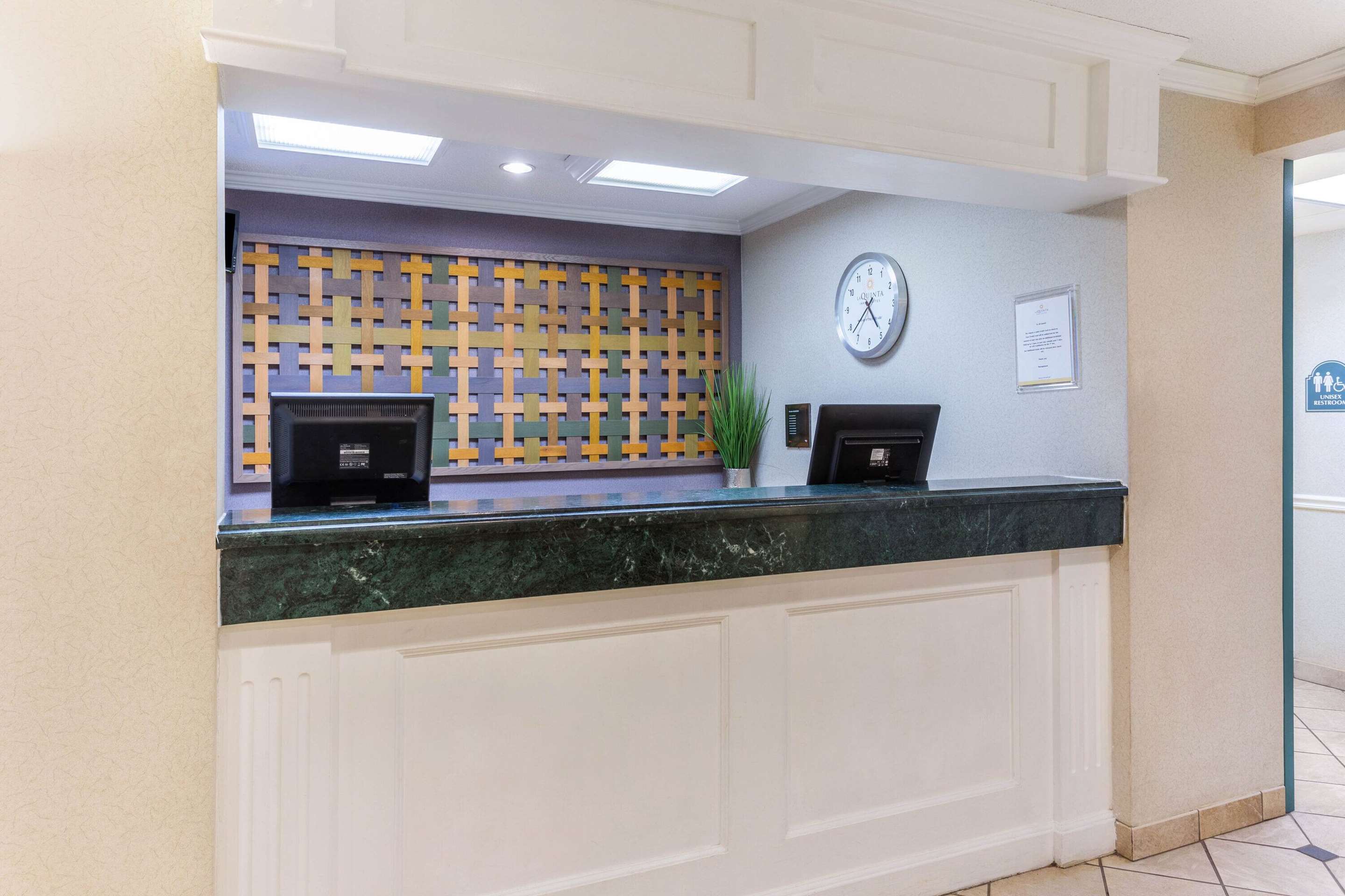 Lobby | La Quinta Inn & Suites by Wyndham Chicago Gurnee