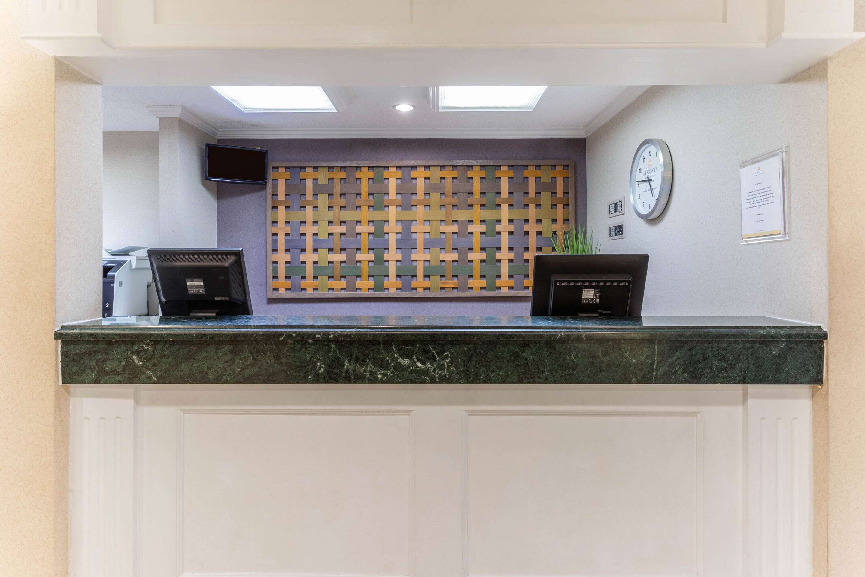 Lobby | La Quinta Inn & Suites by Wyndham Chicago Gurnee