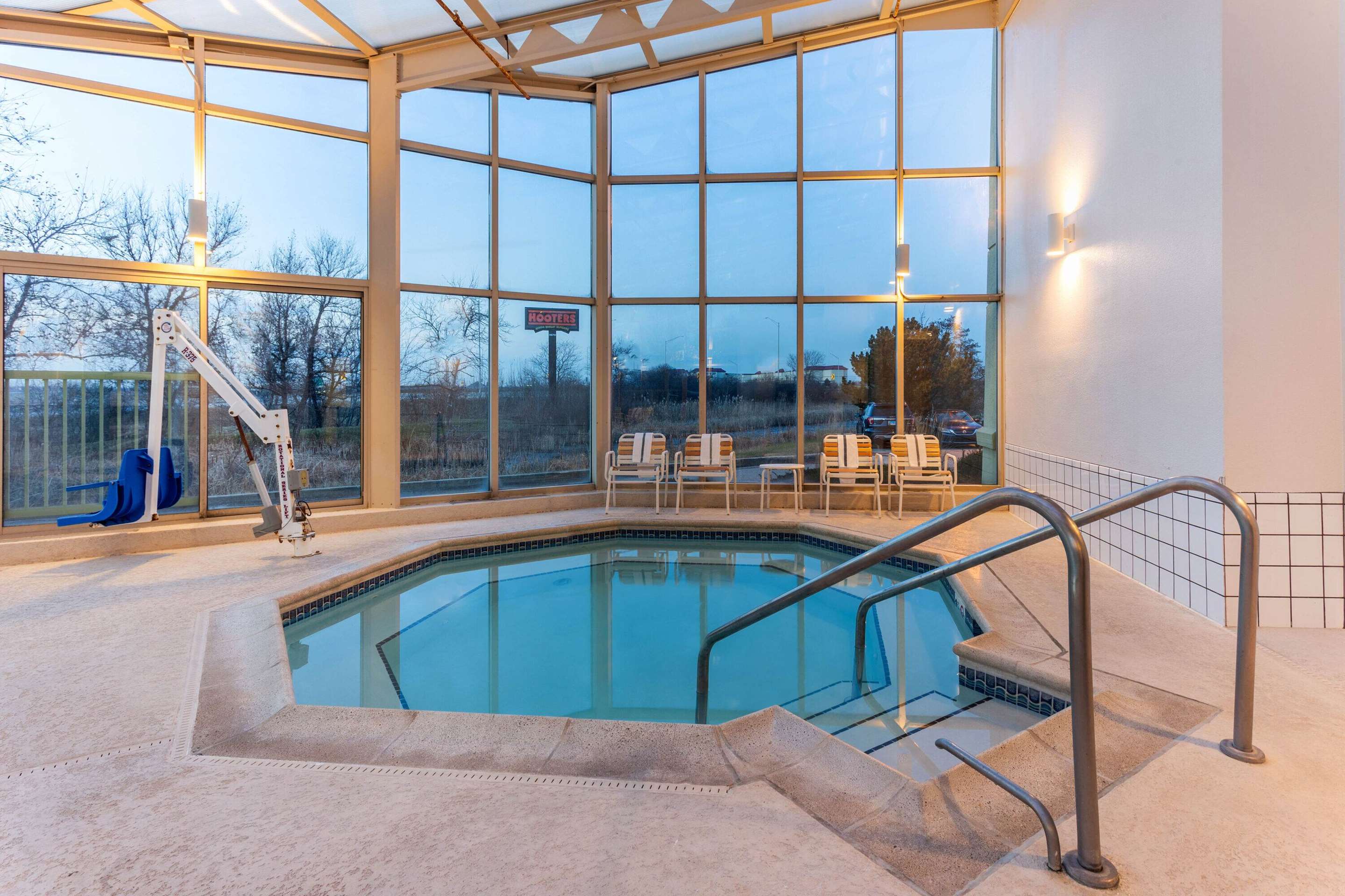 Pool | La Quinta Inn & Suites by Wyndham Chicago Gurnee