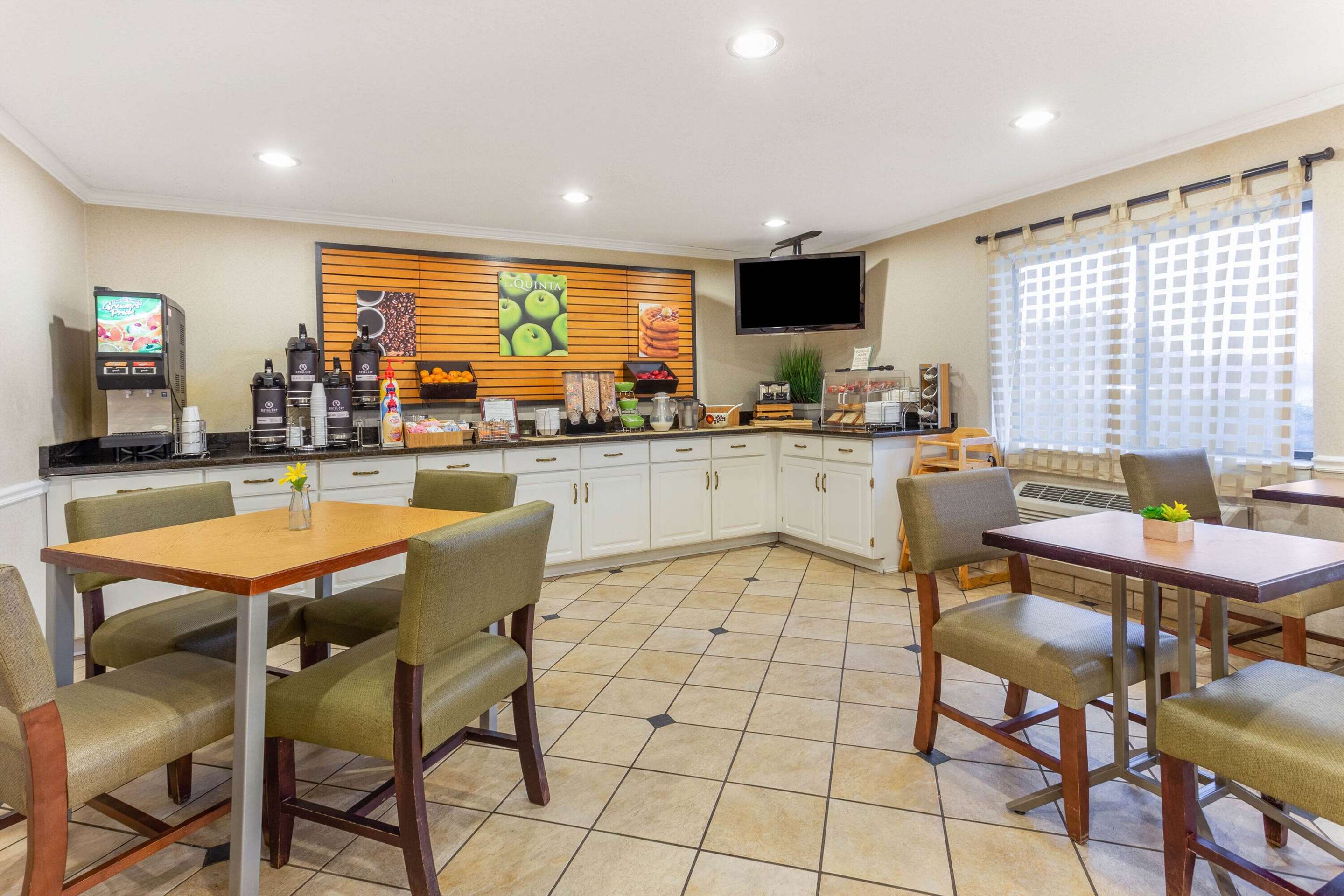 Property amenity | La Quinta Inn & Suites by Wyndham Chicago Gurnee