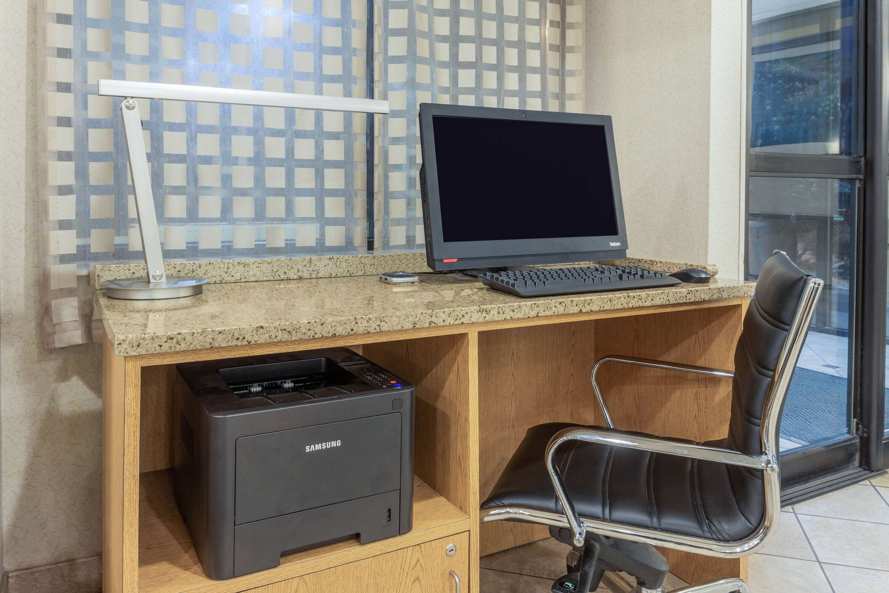 Business Center | La Quinta Inn & Suites by Wyndham Chicago Gurnee