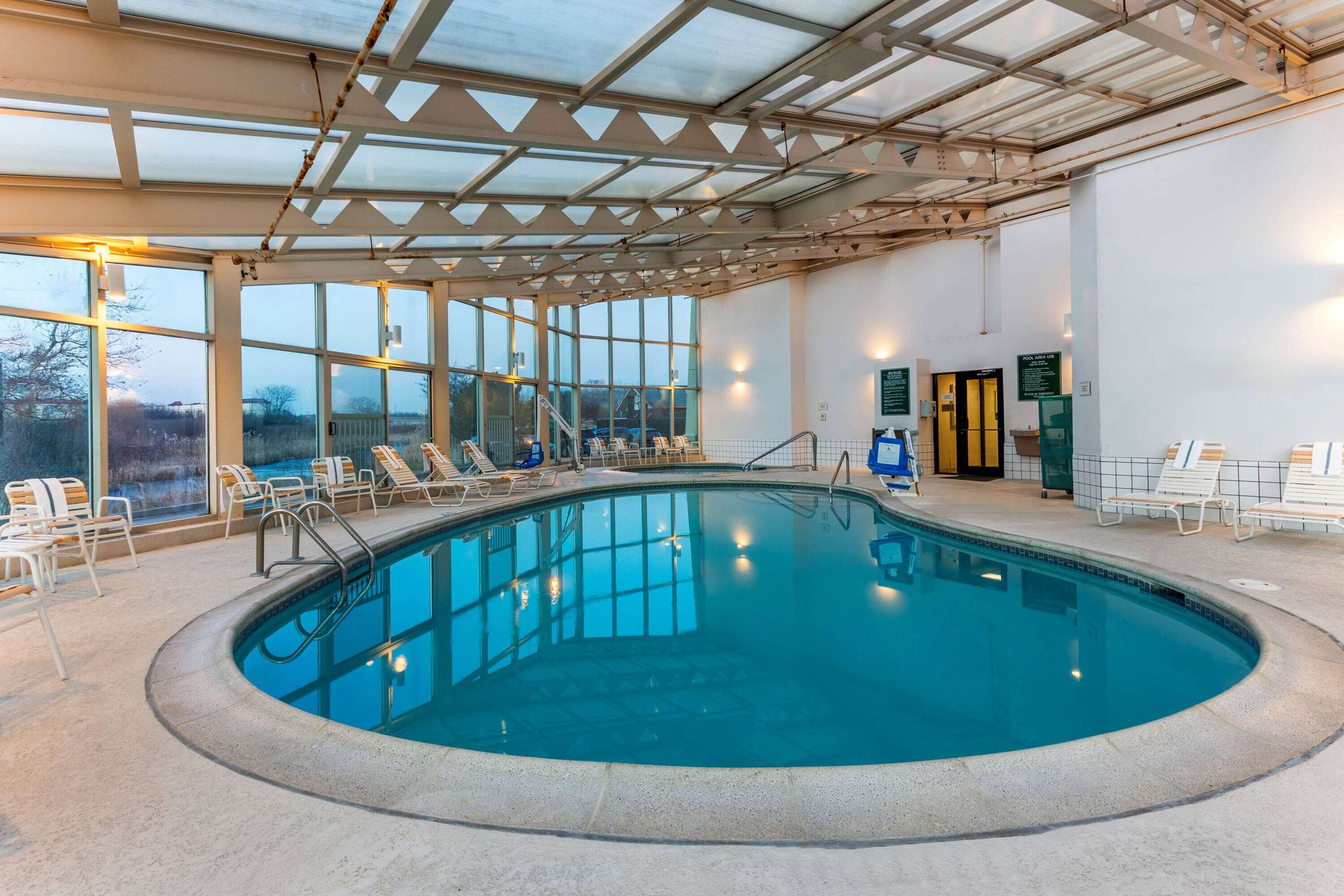 Pool | La Quinta Inn & Suites by Wyndham Chicago Gurnee