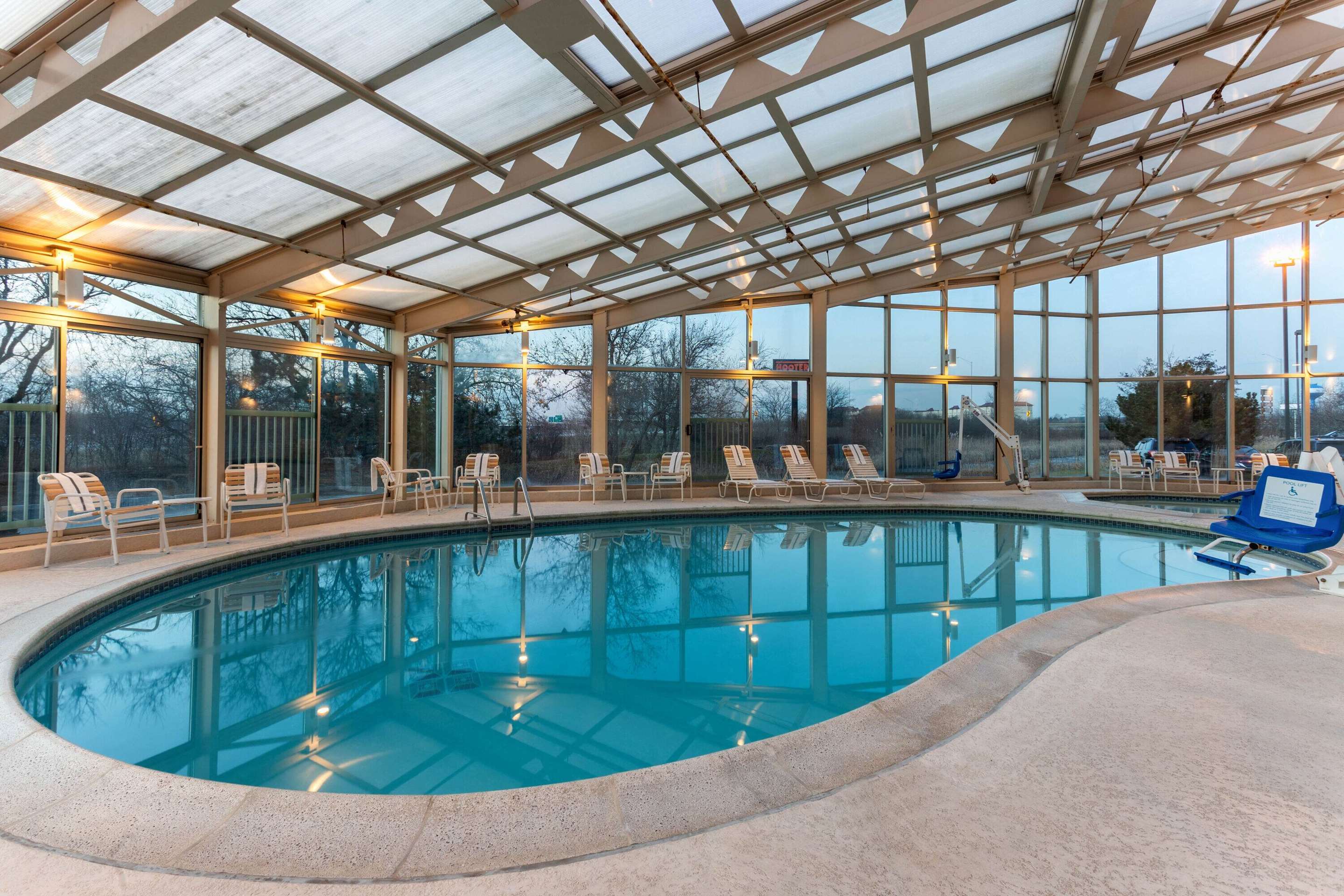 Pool | La Quinta Inn & Suites by Wyndham Chicago Gurnee