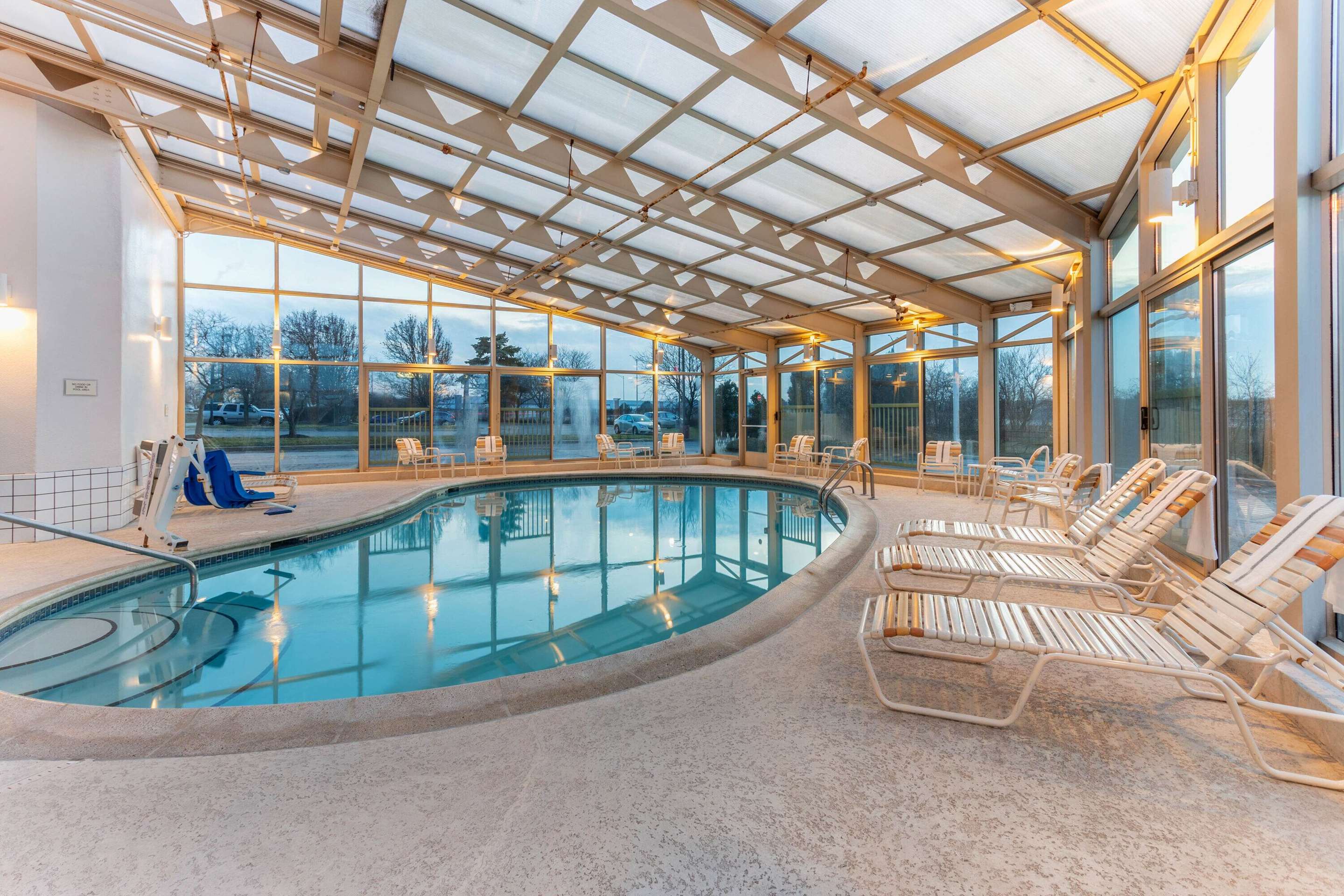 Pool | La Quinta Inn & Suites by Wyndham Chicago Gurnee