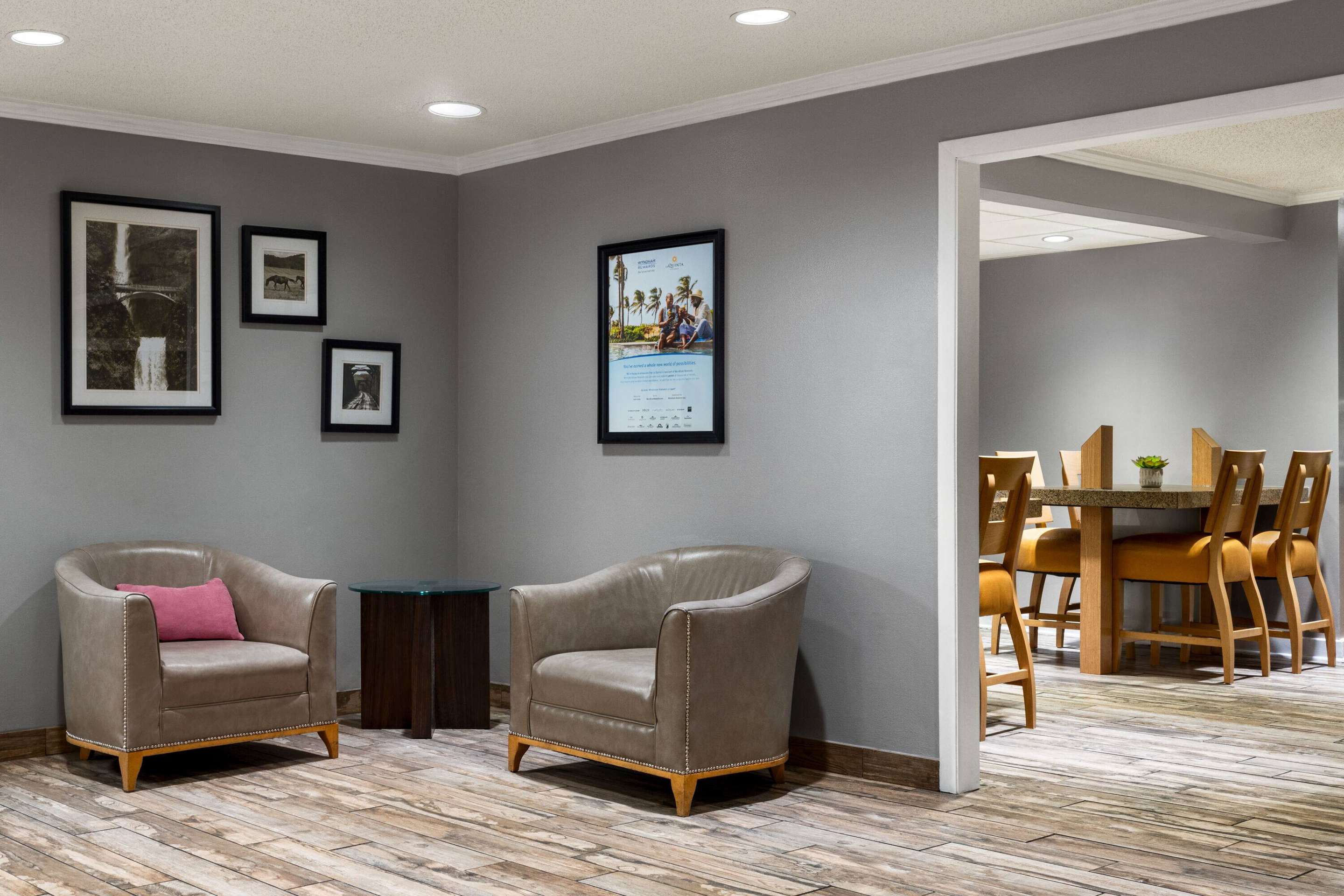 Lobby | La Quinta Inn & Suites by Wyndham Chicago Tinley Park