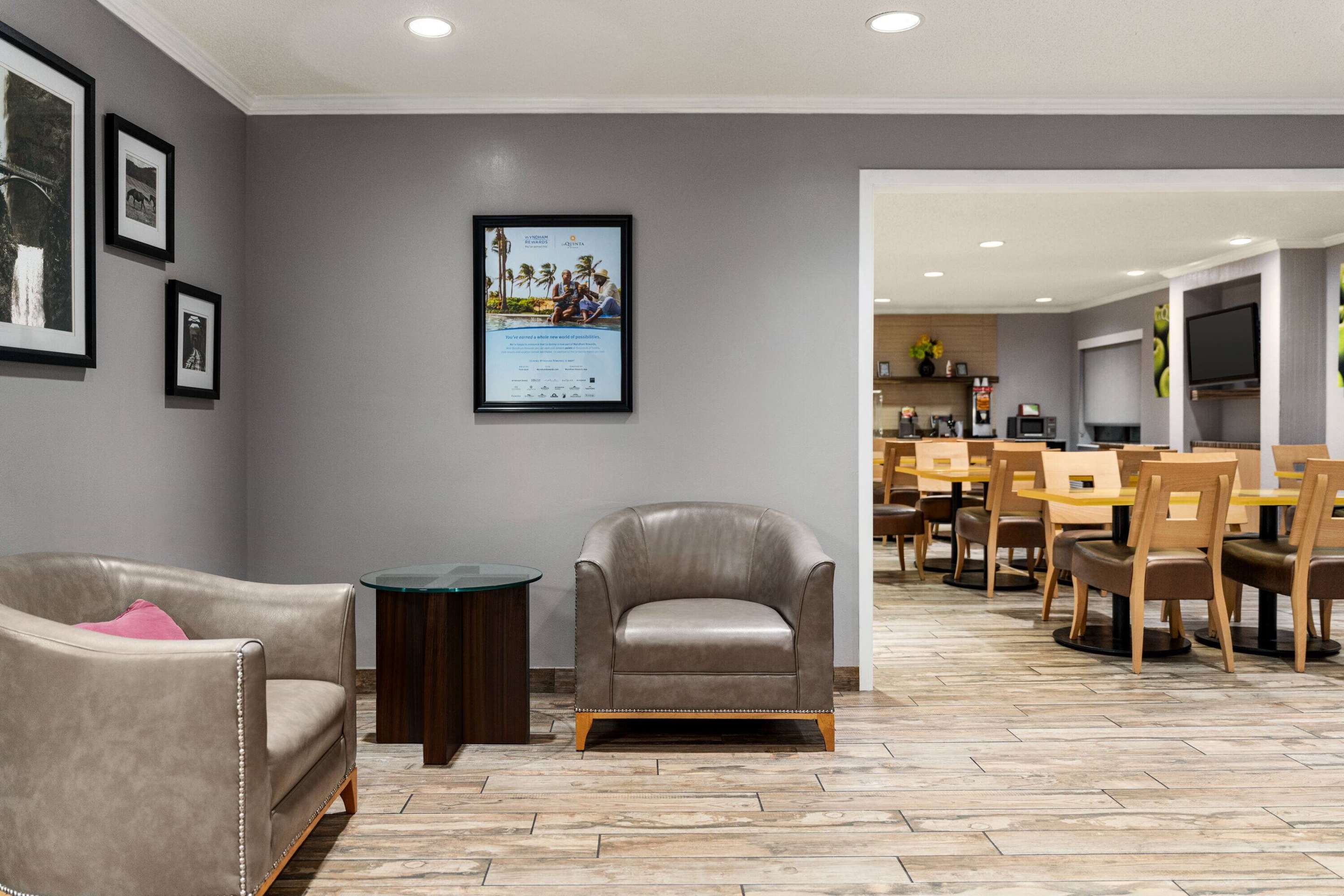 Lobby | La Quinta Inn & Suites by Wyndham Chicago Tinley Park