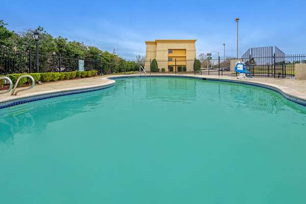 Pool - La Quinta Inn & Suites Baton Rouge - I-10, Exit 163