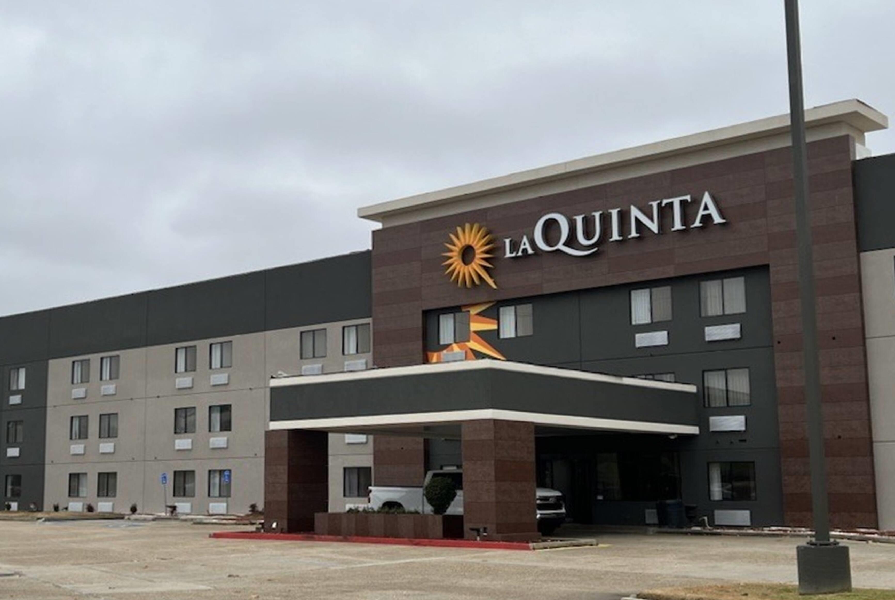 Exterior | La Quinta Inn & Suites by Wyndham Baton Rouge Siegen Lane