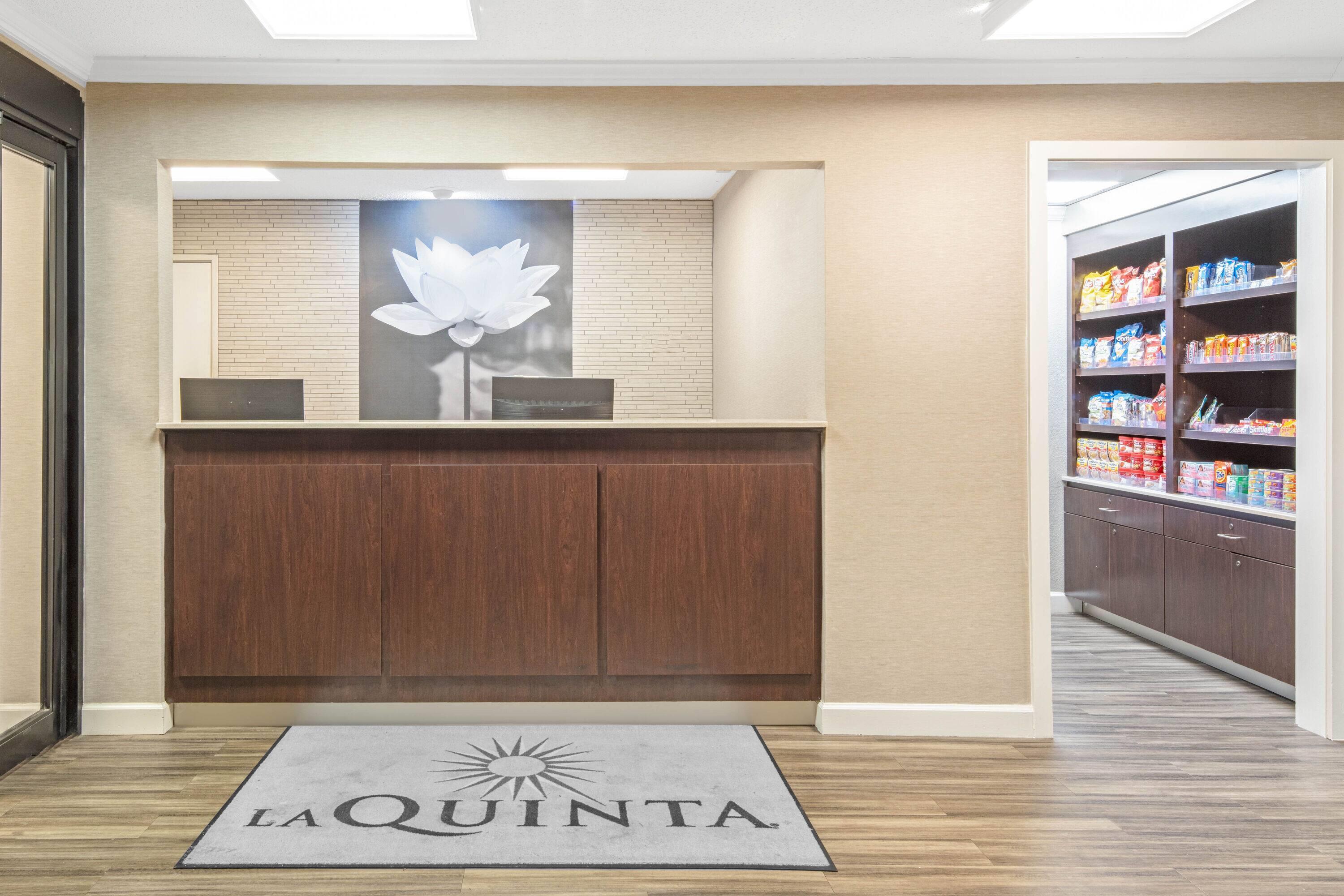 Lobby | La Quinta Inn & Suites by Wyndham Baton Rouge Siegen Lane