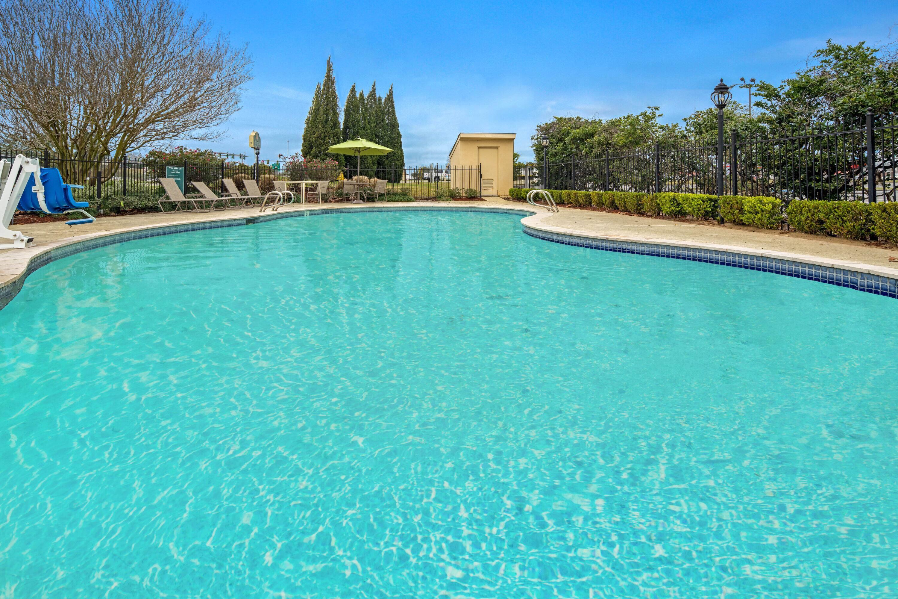Pool | La Quinta Inn & Suites by Wyndham Baton Rouge Siegen Lane