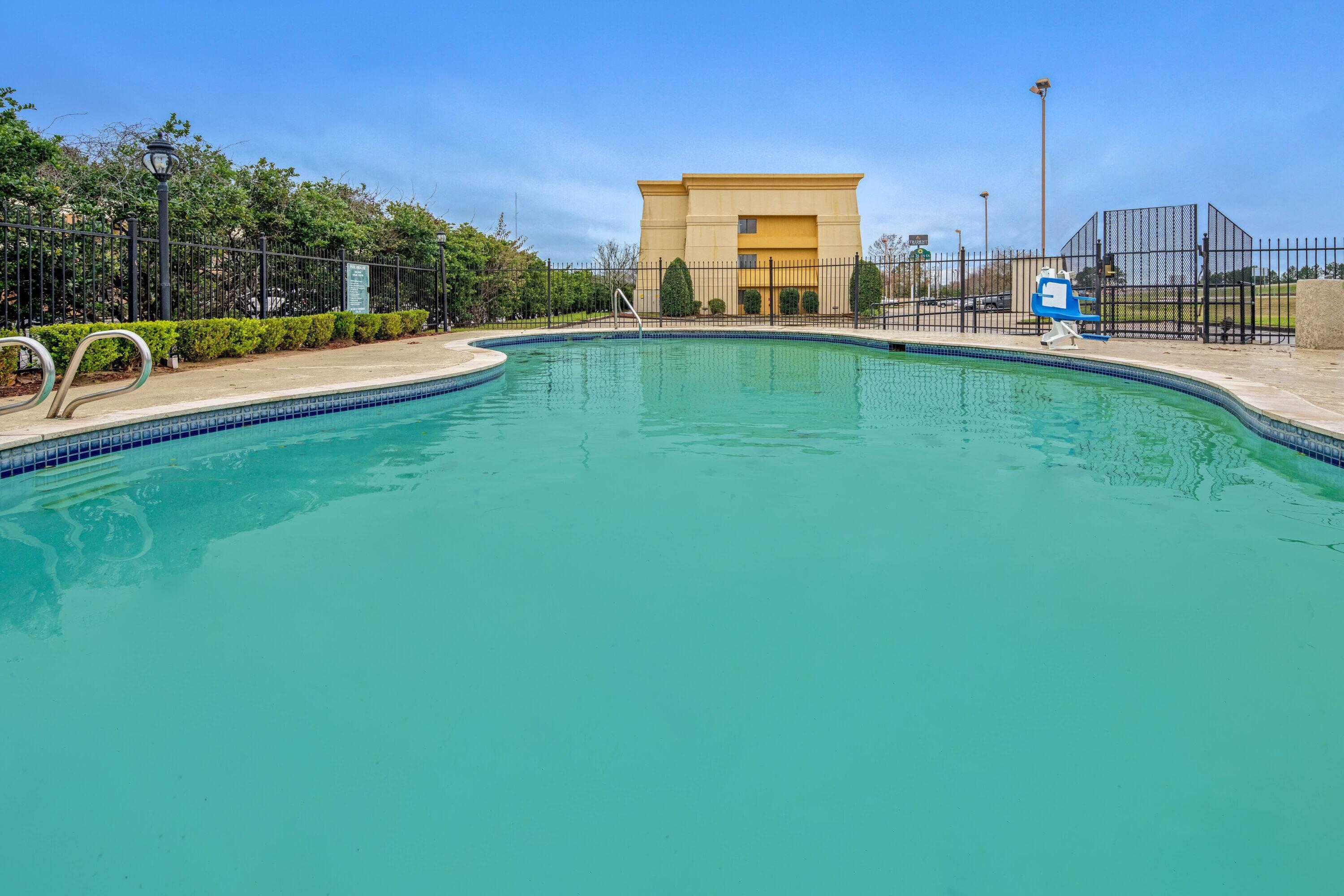 Pool | La Quinta Inn & Suites by Wyndham Baton Rouge Siegen Lane