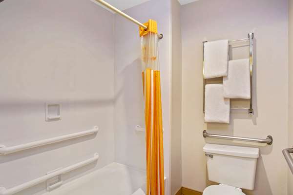  - La Quinta Inn Auburn - I-290, Exit 13