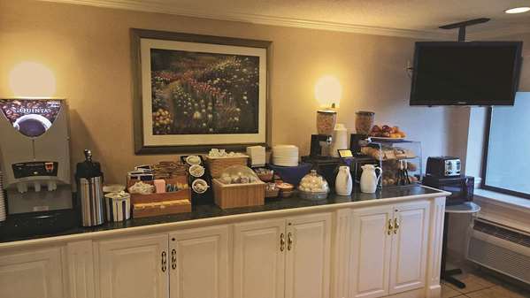  - La Quinta Inn & Suites Canton - I-275, Exit 25