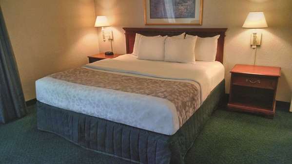 Suite - La Quinta Inn & Suites Canton - I-275, Exit 25