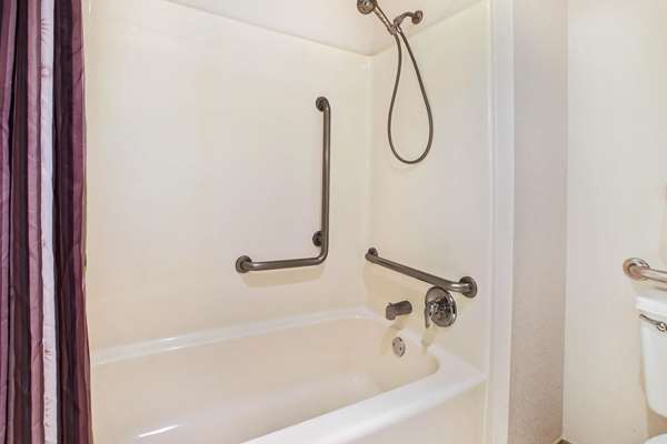  - La Quinta Inn & Suites Canton - I-275, Exit 25