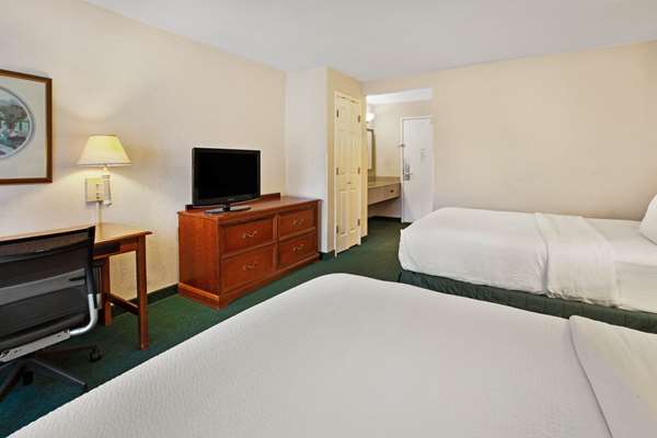  - La Quinta Inn & Suites Canton - I-275, Exit 25