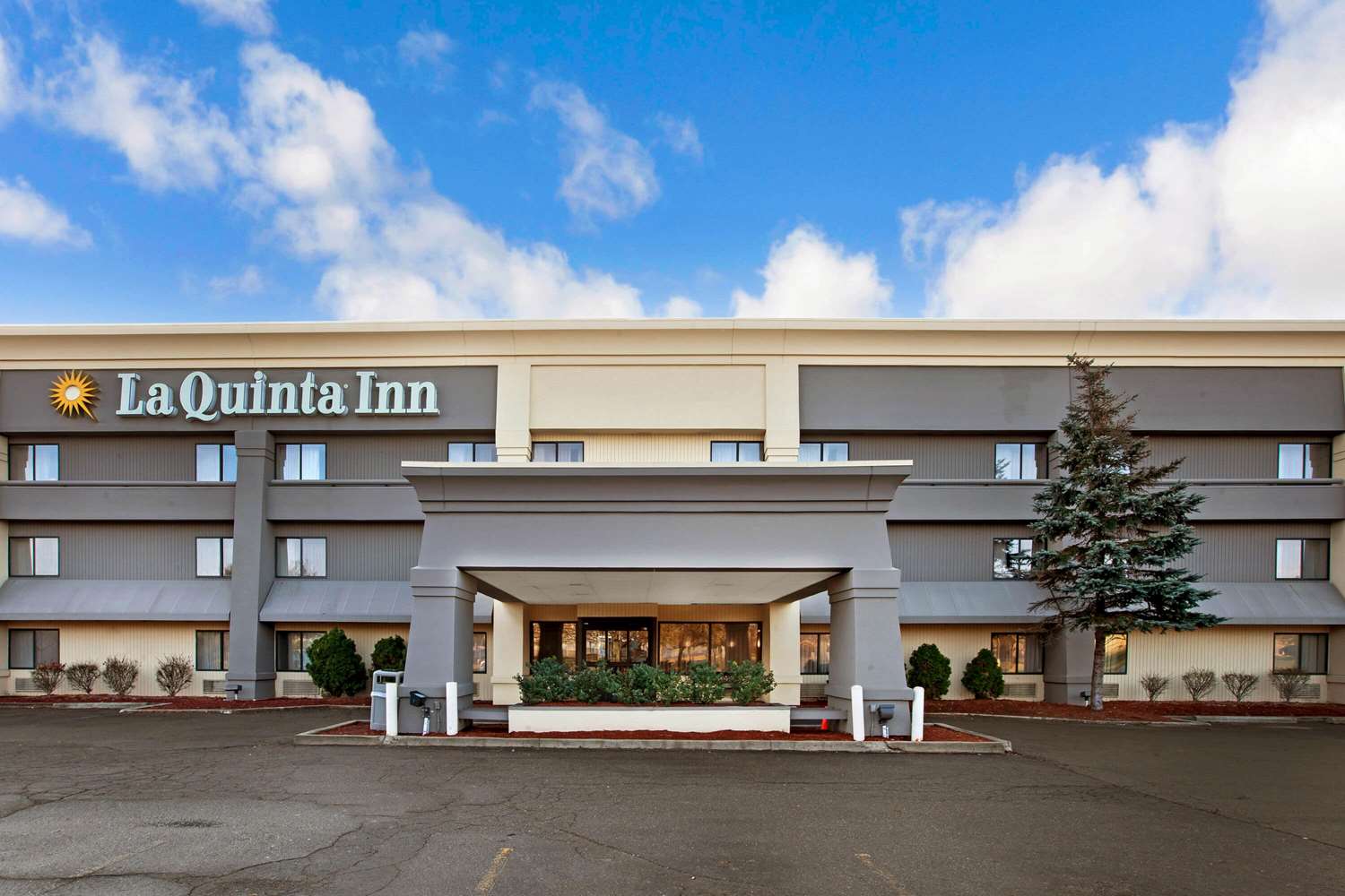 La Quinta Inn & Suites Canton, MI See Discounts
