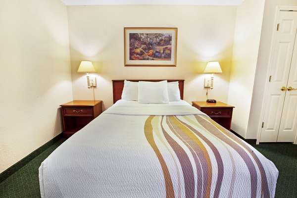  - La Quinta Inn & Suites Canton - I-275, Exit 25