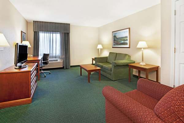 Suite - La Quinta Inn & Suites Canton - I-275, Exit 25