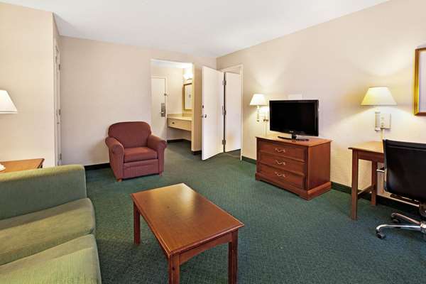 Suite - La Quinta Inn & Suites Canton - I-275, Exit 25