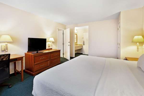 Suite - La Quinta Inn & Suites Canton - I-275, Exit 25