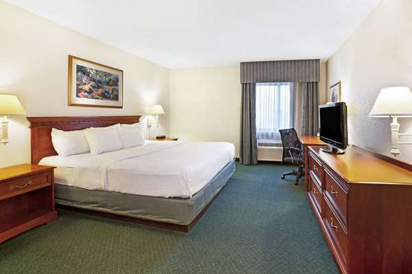 Suite - La Quinta Inn & Suites Canton - I-275, Exit 25