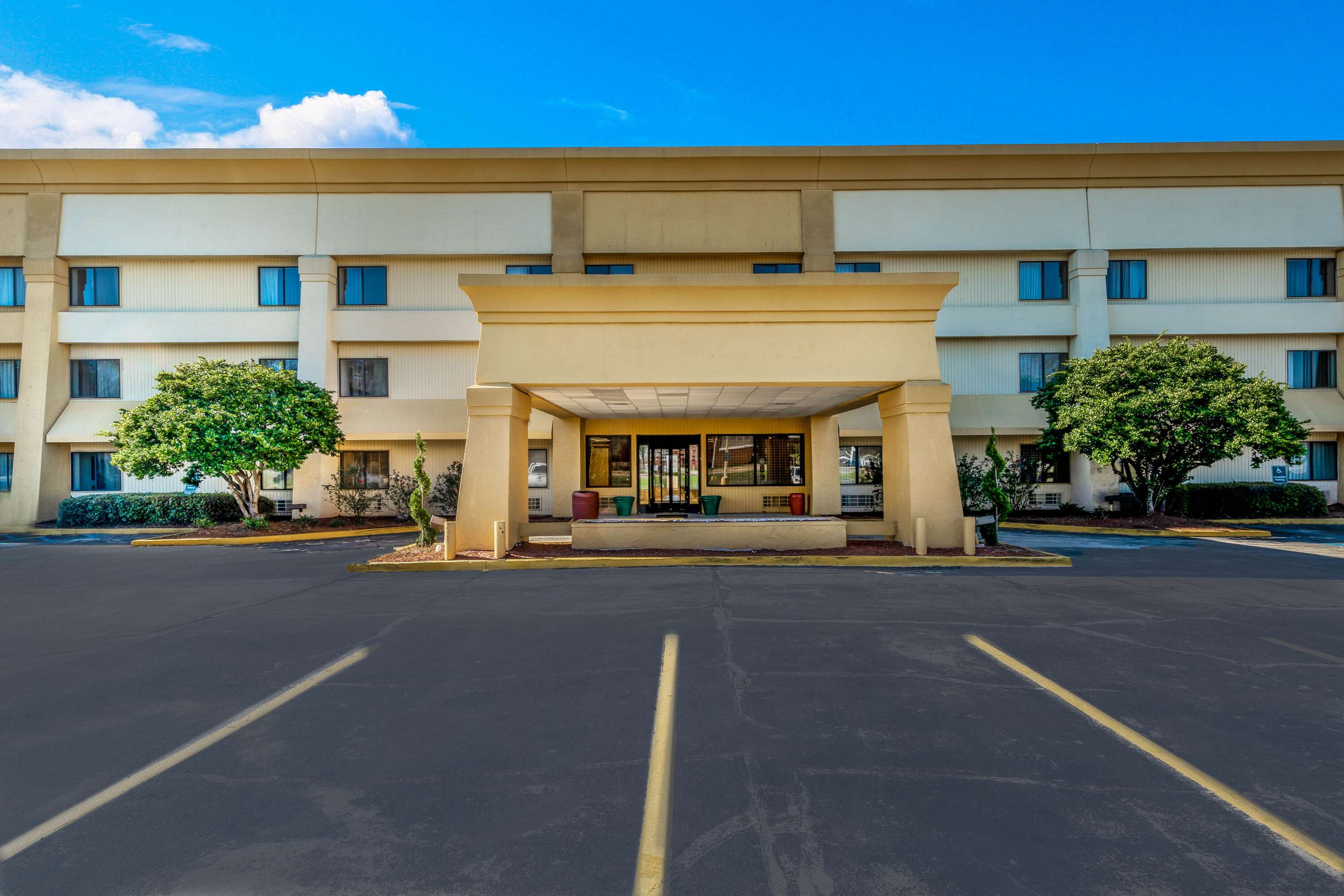 exterior day | La Quinta Inn & Suites by Wyndham Meridian