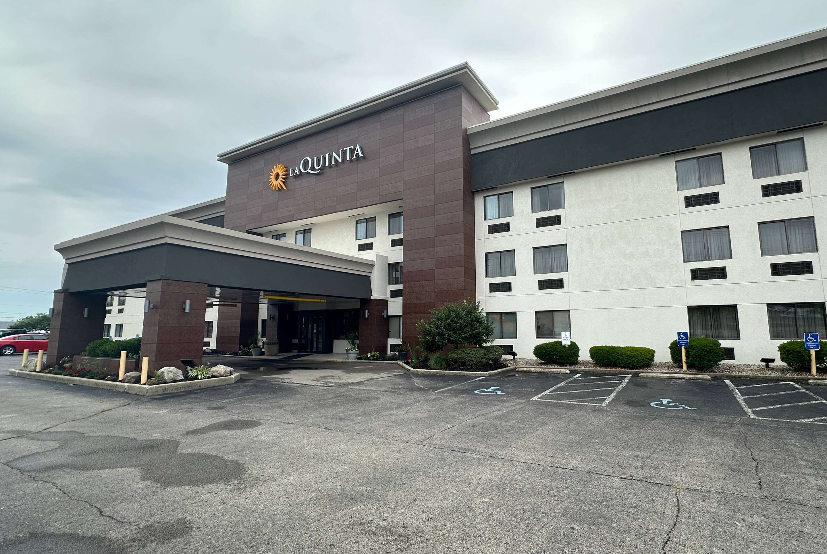 Exterior | La Quinta Inn by Wyndham Cincinnati North