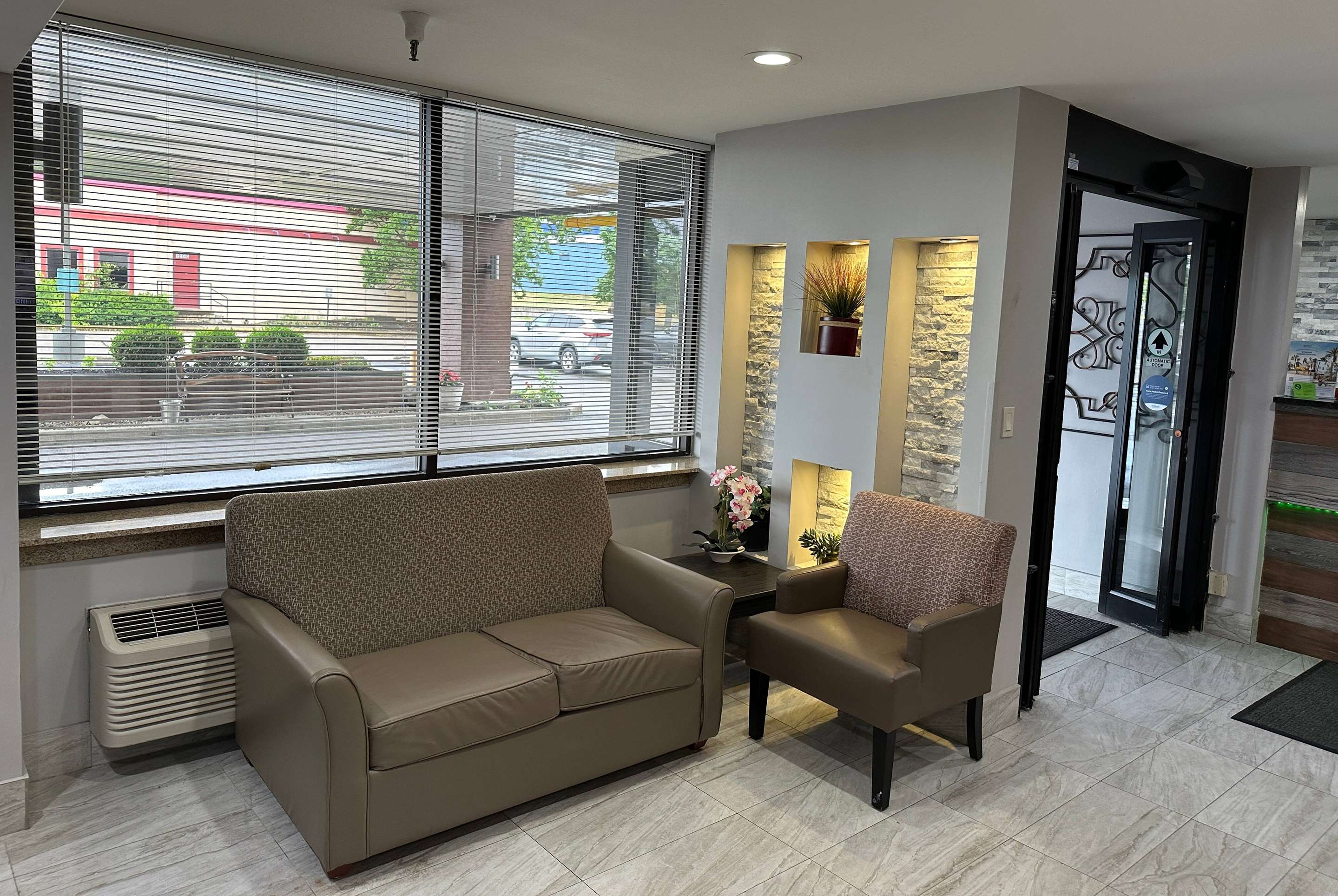 Lobby | La Quinta Inn by Wyndham Cincinnati North