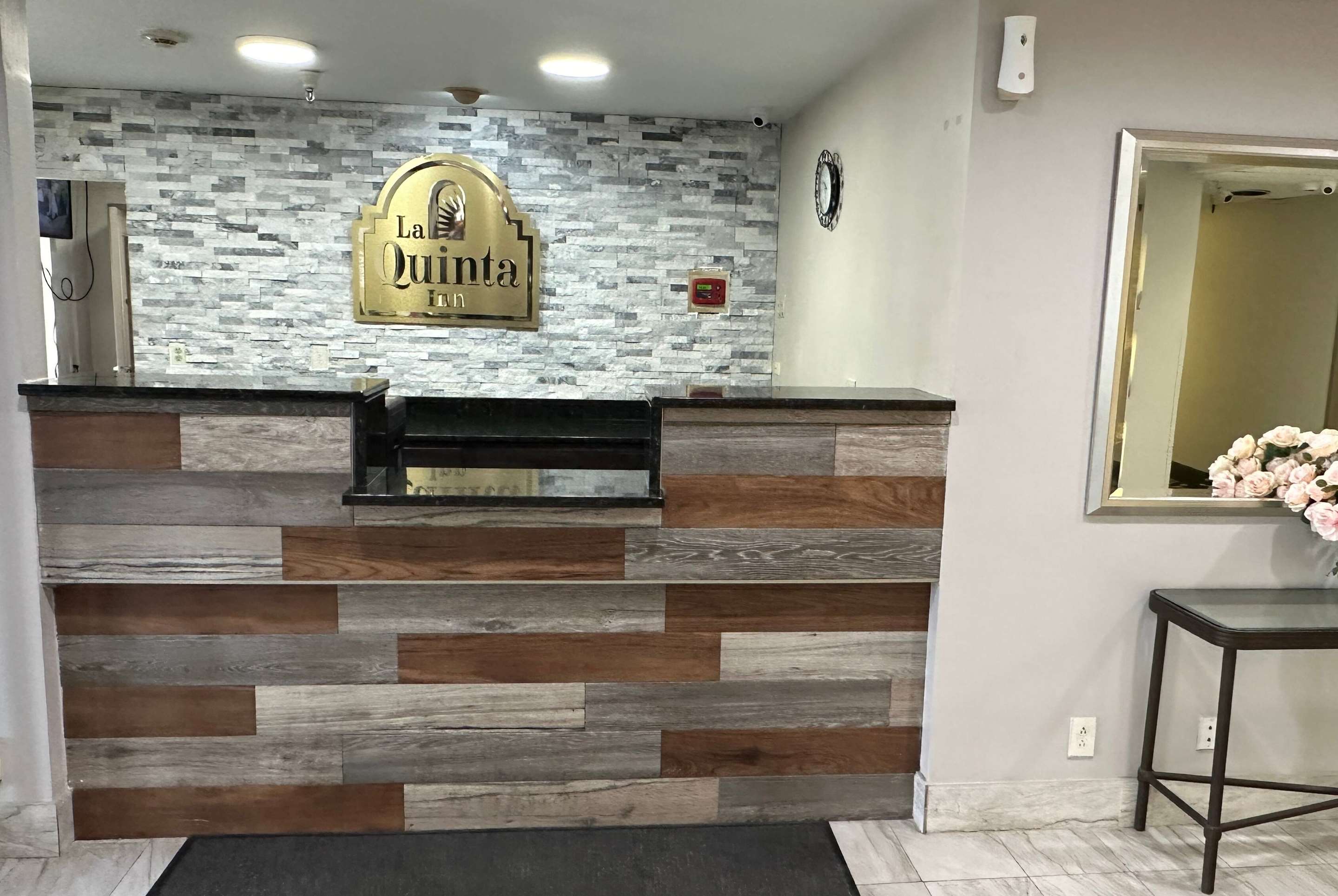 Lobby | La Quinta Inn by Wyndham Cincinnati North