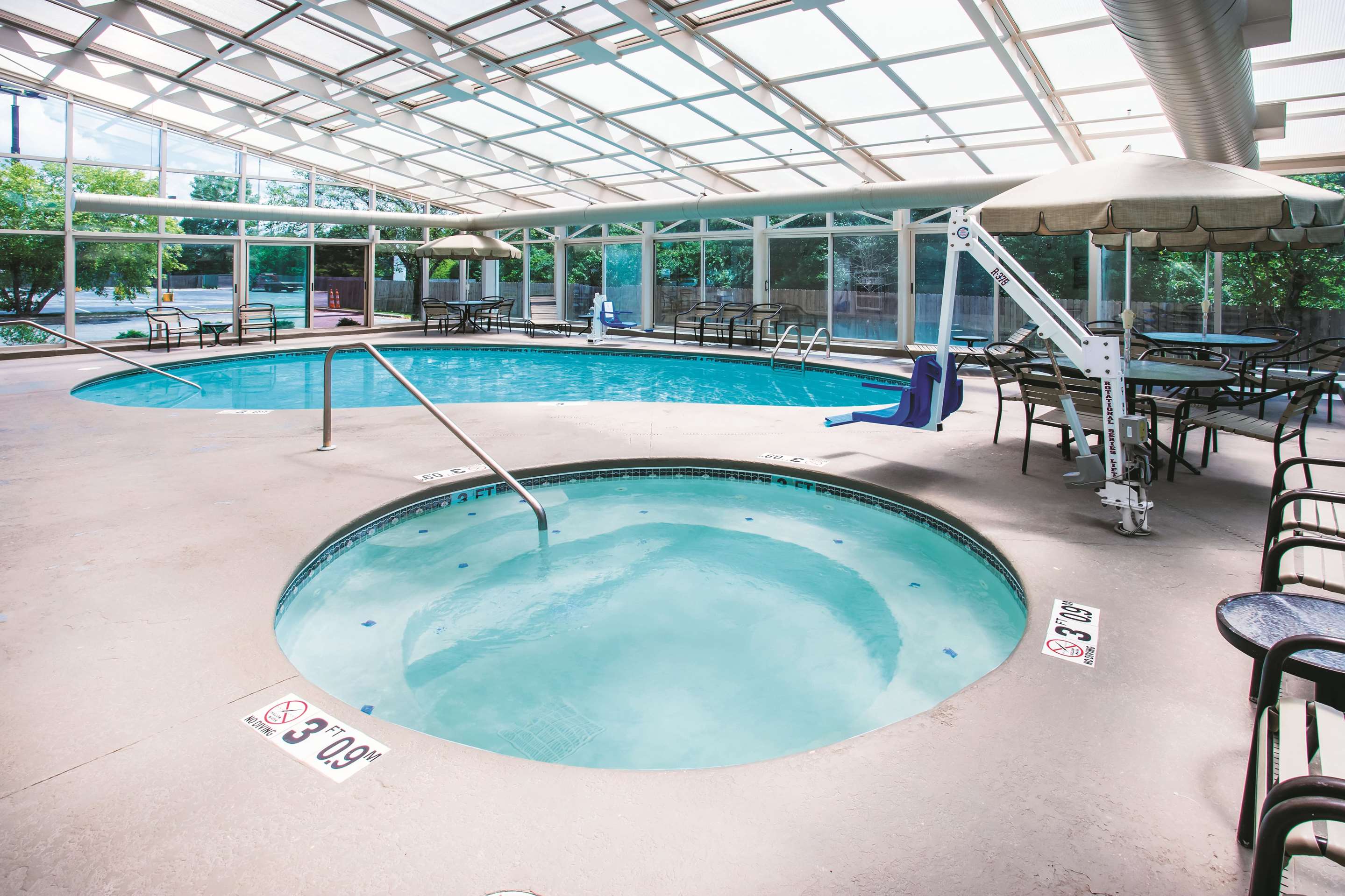 Pool | La Quinta Inn & Suites by Wyndham Cincinnati NE - Mason