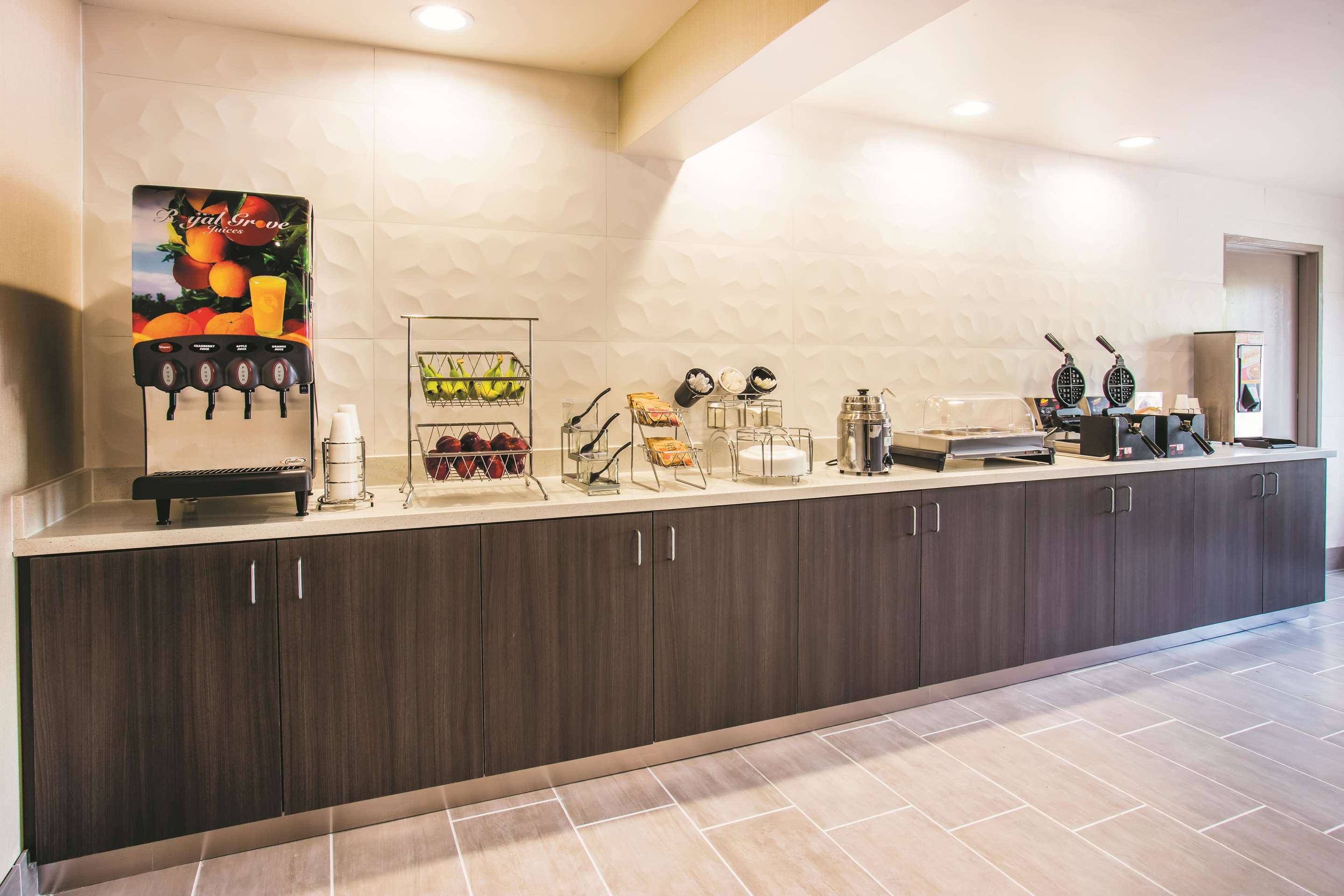 Property amenity | La Quinta Inn & Suites by Wyndham Cincinnati NE - Mason