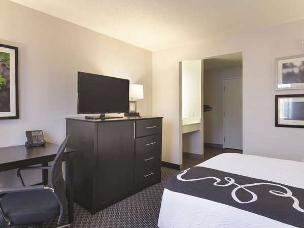  - La Quinta Inn CLE Airport Cleveland - I-71, Exit 240