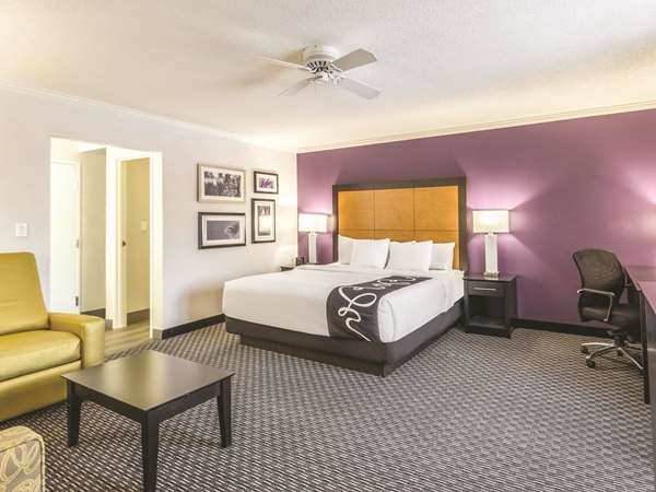 Suite - La Quinta Inn CLE Airport Cleveland - I-71, Exit 240