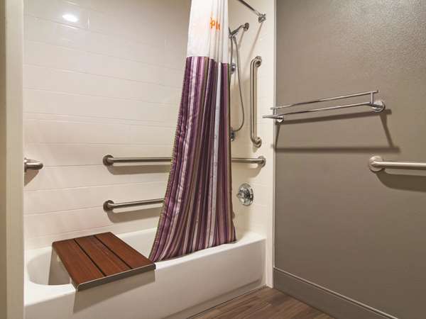  - La Quinta Inn CLE Airport Cleveland - I-71, Exit 240