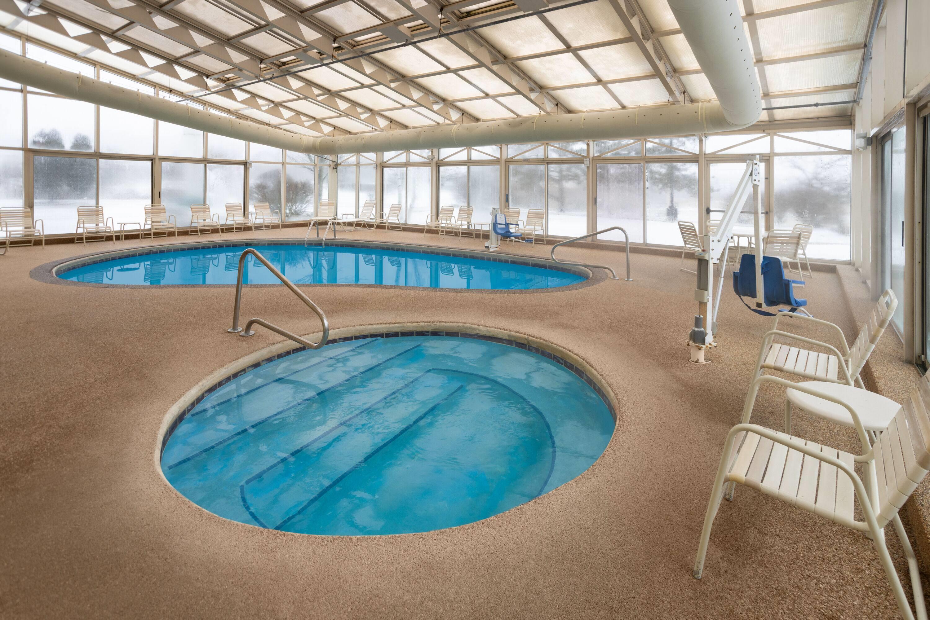 Pool | La Quinta Inn & Suites by Wyndham Mansfield OH